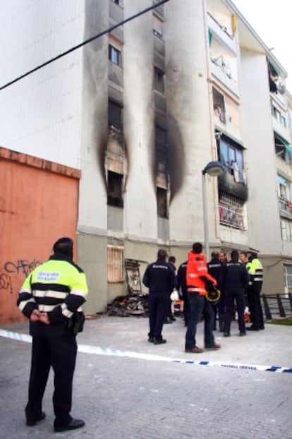 Bomberos y técnicos municipales evalúan los daños del edificio incendiado de Cornellà en el que ha muerto una niña de siete años.