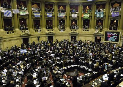 El congreso argentino, lleno de pancartas durante el debate sobre la ley que expropia el 51% de la acciones que Repsol tenía en YPF.