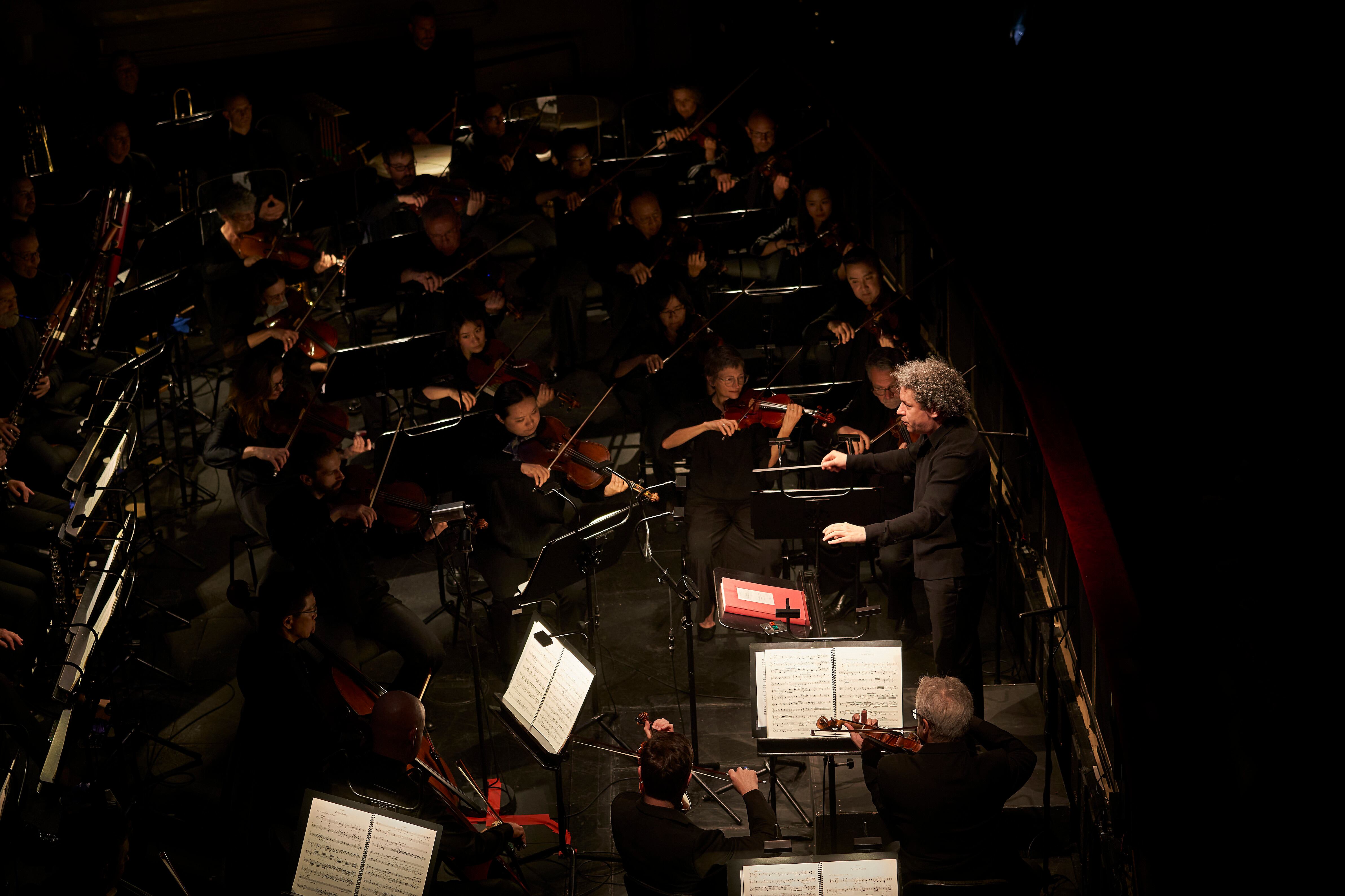 Gustavo Dudamel dirige a la Filarmónica de Los Ángeles en el foso del Liceo, el pasado 27 de mayo en Barcelona.