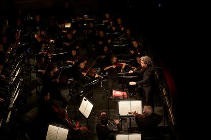 Gustavo Dudamel dirige a la Filarmónica de Los Ángeles en el foso del Liceo, el pasado 27 de mayo en Barcelona.