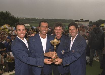 Ignacio Garrido, el capitán Seve Ballesteros, su asistente Miguel Jiménez y José María Olazábal celebran la Ryder Cup de 1997 tras la victoria en el Club de Golf Valderrama en Sotogrande (España).