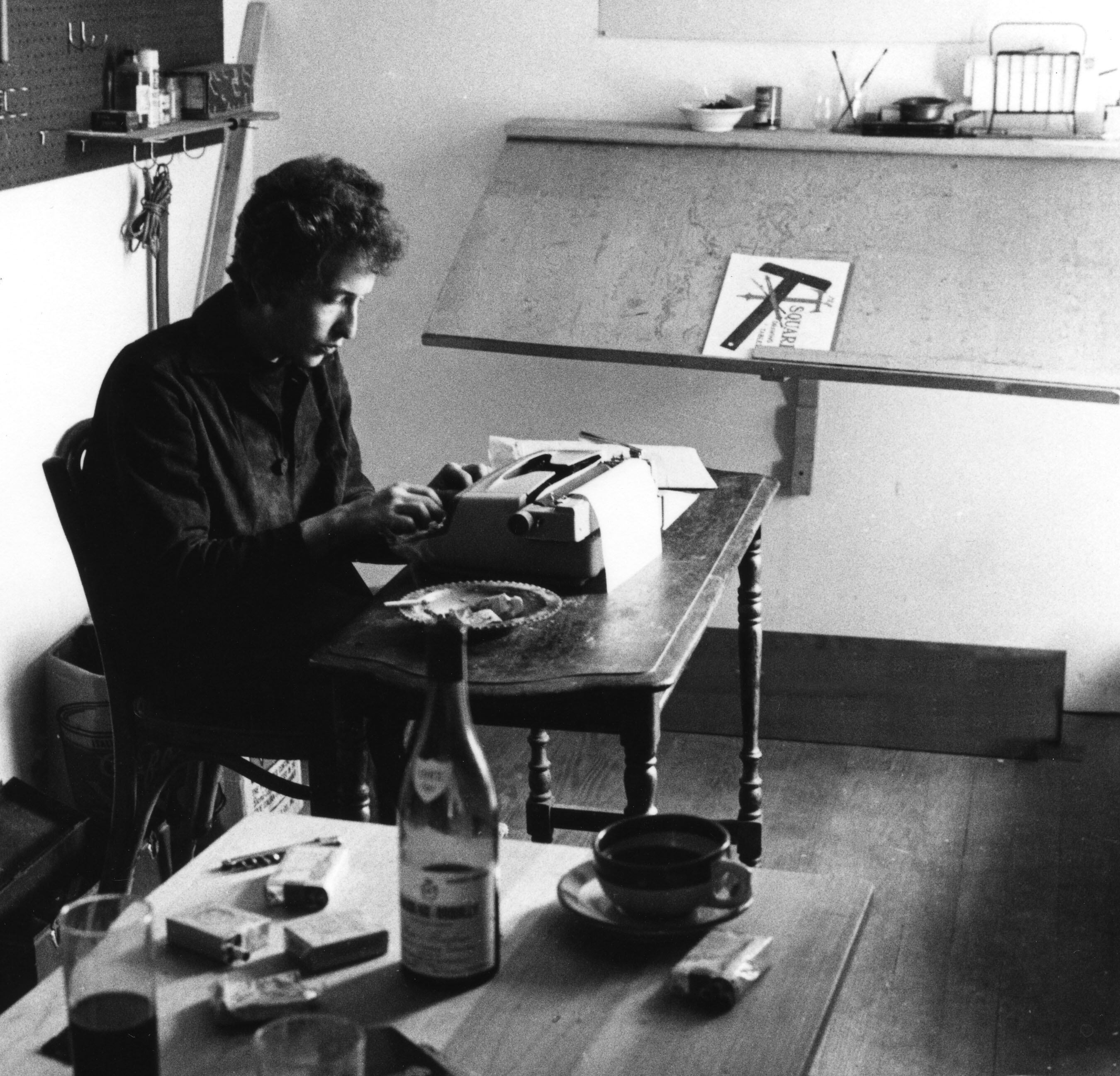 Bob Dylan escribe en su oficina de Woodstock, Nueva York, en el verano de 1964, en una imagen de Dogulas R. Gilbert.