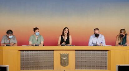 La portavoz en la Asamblea de Más Madrid, Rita Maestre, junto a su equipo, durante la rueda de prensa que hace balance tras un año de la firma de los Pactos de Cibeles. DAVID ARENAL
