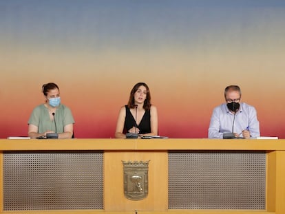 La portavoz en la Asamblea de Más Madrid, Rita Maestre, junto a su equipo, durante la rueda de prensa que hace balance tras un año de la firma de los Pactos de Cibeles. DAVID ARENAL