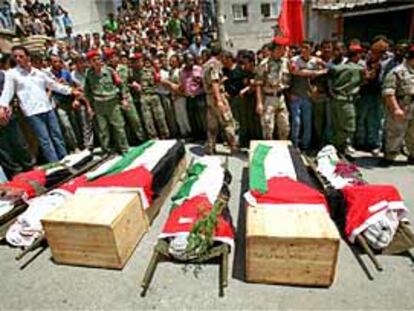 Habitantes del campo de refugiados de Al Fara rodean los cadáveres de los seis jóvenes palestinos muertos en una explosión.