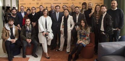 La nueva directora de Mercedes-Benz Fashion Week Madrid, Charo Izquierdo (de blanco), con su antecesora en el cargo, Cuca Solana (en el centro a la derecha), y varios diseñadores en la presentación de la pasarela.