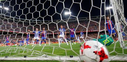 Theo Hernandez, del Alavés, marca el gol del empate (1-1).