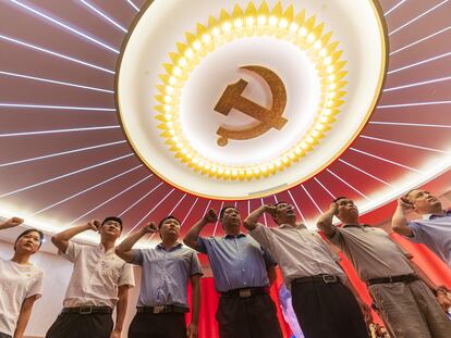 Simpatizantes del Partido Comunista de China durante el acto de conmemoración del Primer Congreso Nacional del Partido en Shanghai, China, el 10 de junio.
