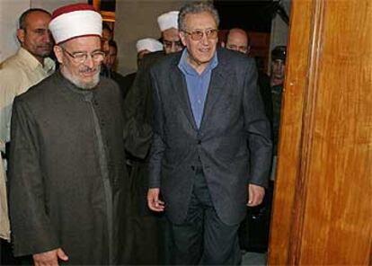 El enviado de la ONU a Irak, Lajdar Brahimi (derecha), junto a un clérigo suní, ayer en una mezquita de Bagdad.