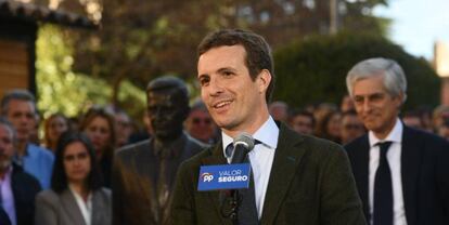 Pablo Casado, junto a la estatua de Adolfo Suárez y su hijo, Adolfo Suárez Illana, en Ávila, en la campaña electoral del pasado abril.