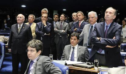 Parlamentares (de oposi&ccedil;&atilde;o, em maioria) em sess&atilde;o no Senado.