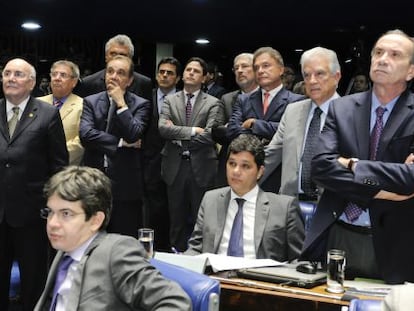 Parlamentares (de oposi&ccedil;&atilde;o, em maioria) em sess&atilde;o no Senado.