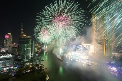 Fuegos artificiales, sobre el río Chao Phraya en Bangkok (Tailandia).