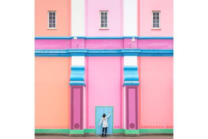 "El cine Dragmar Teatret, en Copenhague, también llamado Nordisk Film Biografer Dagmar (Axeltorv 2) es súper peculiar. Tiene estos tonos tan alucinantes... y es un cine. Es puro Wes Anderson. Los colores sorprenden sobre el gris que tiene normalmente la ciudad. Nos dijeron que era un edificio que querían derruir, y a nosotros nos encantó… Espero que no lo hagan".