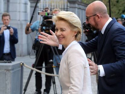 La candidata a presidir la Comisión Europea, Ursula Von der Leyen, con el presidente del Consejo Europeo, Charles Michel, en Bruselas este lunes.