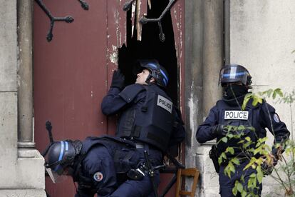 La policía francesa entra en la basílica de Saint-Denis durante la operación antiterrorista.