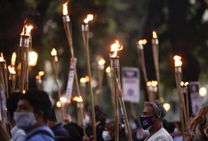 Enfermeras marcharon con antorchas para exigir aumentos, recorrieron a pie el kilómetro y medio que separa el Congreso de la Nación y la histórica Plaza de Mayo.