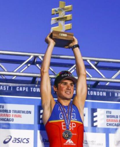 Gómez Noya levanta el trofeo de campeón mundial de triatlón.