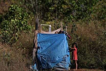 Una mujer indígena macuxi toma una ducha en la comunidad de Uailan en la reserva de Raposa Serra do Sol (Brasil). Los 900.000 indígenas de Brasil representan menos del 1 por ciento de la población y viven en reservas que representan el 13 por ciento del territorio. Bolsonaro dice que viven en extrema pobreza y hambre y deberían ser asimilados en lugar de estar confinados a reservas como “animales de zoológico”.