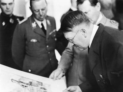 Hitler observa uma aquarela em 1944. À sua direita, Hermann Göring.