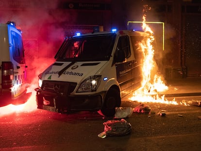 Un furgón de la Guàrdia Urbana arde en La Rambla después de que unos manifestantes le tiraran un cóctel molotov, el pasado sábado en Barcelona.