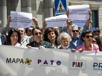 Decenas de productores independientes protestan este miércoles ante el Congreso por la nueva ley audiovisual.