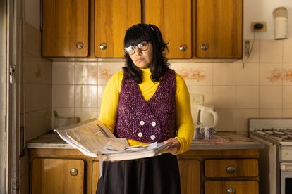 Celeste Quintana, enferma crónica de Linfoma de Hodgin, en la cocina de su casa del barrio de Quilmes, provincia de Buenos Aires.