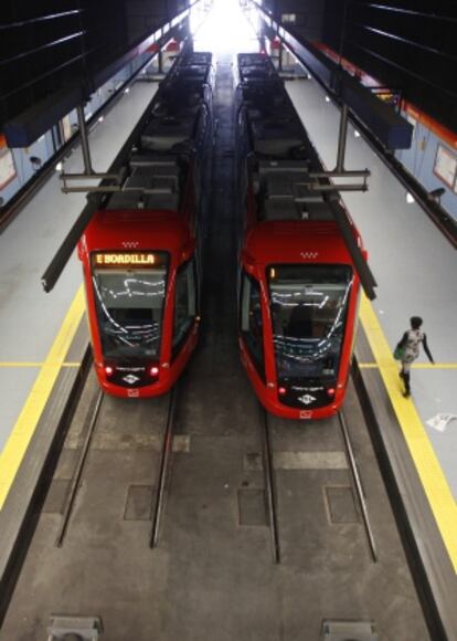 Trenes ligeros en la estación de Ciudad Jardín.