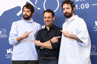 Los gemelos Damiano (izquierda) y Fabio D'Innocenzo, con el actor Elio Germano, antes de la proyección de 'America Latina'.