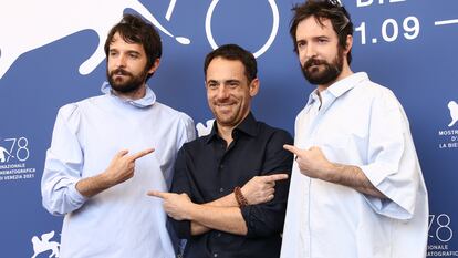 Los gemelos Damiano (izquierda) y Fabio D'Innocenzo, con el actor Elio Germano, antes de la proyección de 'America Latina'.