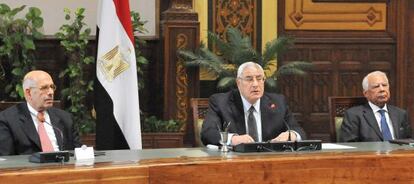 En el centro, el presidente egipcio, Adli Mansur.