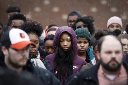 A las 10.00 (hora local) los estudiantes en numerosas ciudades de Estados Unidos realizaron un minuto de silencio. En la imagen, alumnos congregados en Dayton, Ohio, el 14 de marzo de 2018.