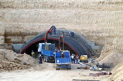 Un grupo de operarios trabaja en la entrada al túnel bajo el parque de Juan Carlos I.