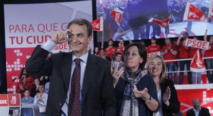 Zapatero, delante de la vicepresidenta de Cantabria, Dolores Gorostiaga, en Santander.
