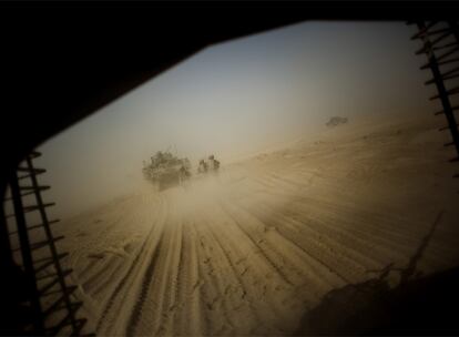 Fotografía en el interior de un vehículo de combate de las tropas norteamericanas en la frontera con Pakistán.