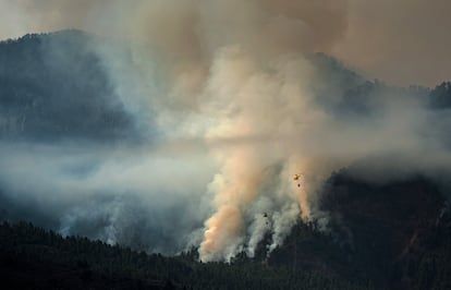 Un helicóptero trabaja en la zona afectada por el incendio, el miércoles. 