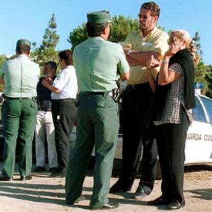 El padre de Rocío Wanninkhof habla con un guardia civil en octubre de 1999, durante la búsqueda de su hija.