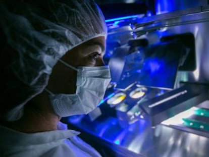 Una especialista trabaja en un laboratorio de investigación en Darmstadt (Alemania).