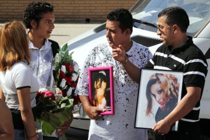 Los familiares de los fallecidos en el accidente del año pasado les recuerdan con fotos y flores.