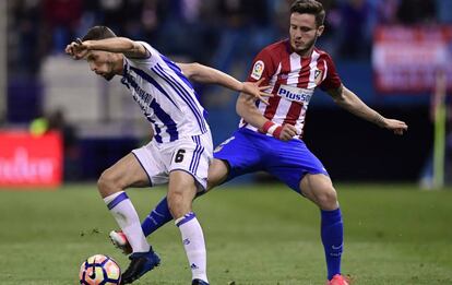 Raúl trata de robarle el balón a Canales en el último Atlético-Real Sociedad.
