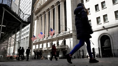 Varias personas caminan frente a Wall Street, en una foto de archivo.