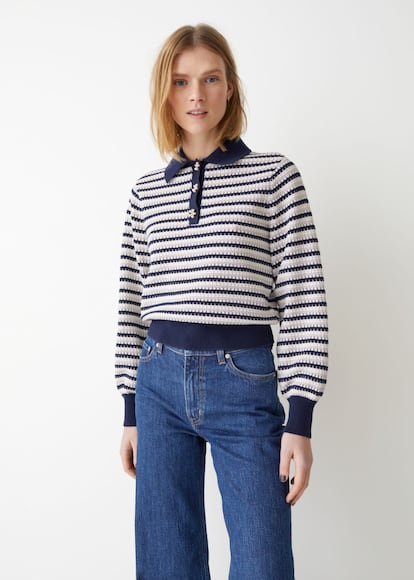 Con cuello de polo y botones de perlas en forma de flor, este jersey de &Other Stories es una vuelta de tuerca al tradicional jersey de estilo marinero.

79€