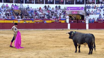 Tomás Campos, con el capote, ante el sexto toro de la tarde.