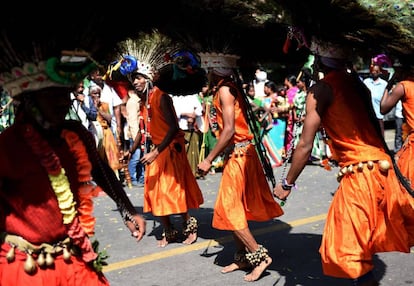 Hombres indios de la comunidad tribal de Gond realizan la danza Gussadi durante una protesta en Nueva Delhi (India).