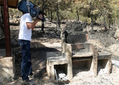 Barbacoa del chalé del matrimonio detenido en El Campillo (Huelva) como supuesto autor del fuego.