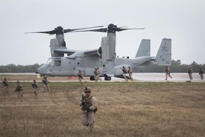 Tras la maniobra de repostaje, los Bell-Boeing V-22 han aterrizado y tropas estadounidense y española han desembarcado.