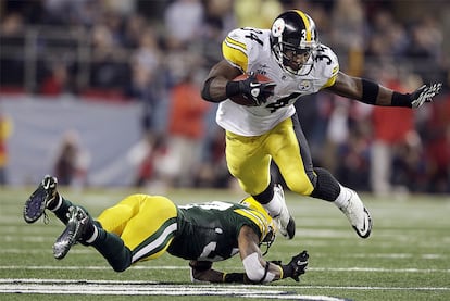 Rashard Mendenhall evita el intento de placaje de Sam Shields.