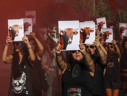 Protesta del colectivo antitaurino frente a la plaza de toros de San Sebastián de los Reyes. 