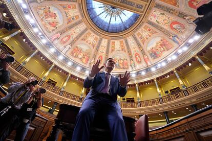 Pedro Sánchez posa para los fotógrafos, tras lograr la mayoría absoluta en primera votación, este jueves en el Congreso de los Diputados.