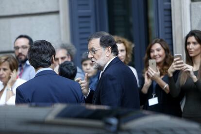 El presidente del Gobierno en funciones, Mariano Rajoy, acompañado del portavoz del Partido Popular, Rafael Hernando, a su llegada al Congreso para asitir al debate de investidura esta tarde en la Cámara Baja.